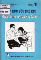 Tiếp xúc với trẻ em giúp đỡ trẻ em gặp khó khăn 